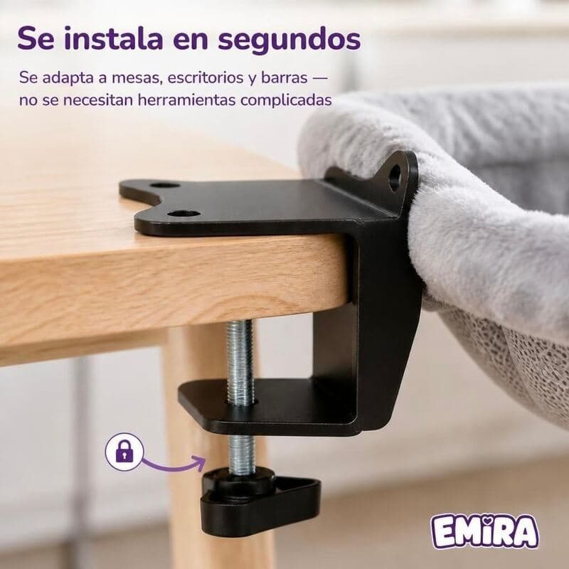 Detalle del sistema de sujeción de EMIRA NIDO en el borde de una mesa de madera